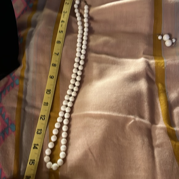 White and gold necklace and earring set - Picture 3 of 4